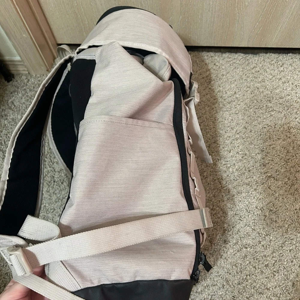 NIKE Kyrie Irving Elite Basketball Bag Backpack Cream Black Travel Spacious Gym